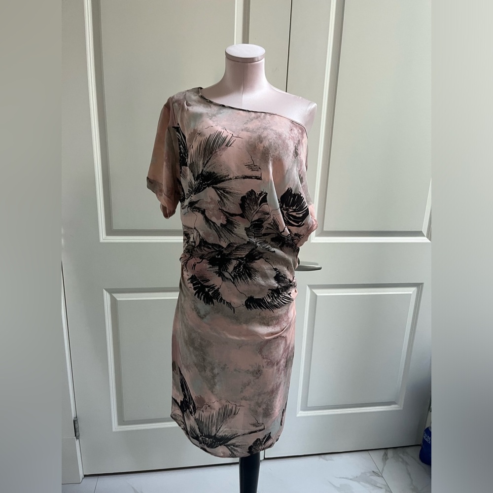 BCBG MAX AZRIA Elegant Floral Off-Shoulder Dress size M Never worn.